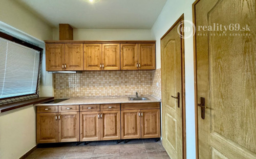 MAĎARSKO - HOLLÓHÁZA 3 IZBOVÝ RD S DVOMA BYTOVÝMI JEDNOTKAMI PO NOVEJ REKONŠTRUKCII.