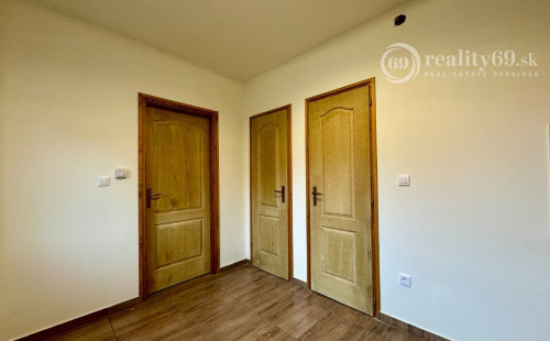 MAĎARSKO - HOLLÓHÁZA 3 IZBOVÝ RD S DVOMA BYTOVÝMI JEDNOTKAMI PO NOVEJ REKONŠTRUKCII.