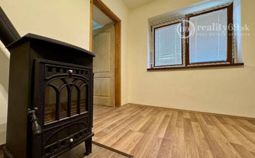 MAĎARSKO - HOLLÓHÁZA 3 IZBOVÝ RD S DVOMA BYTOVÝMI JEDNOTKAMI PO NOVEJ REKONŠTRUKCII.