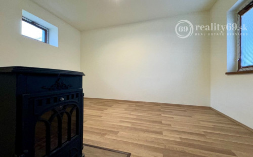 MAĎARSKO - HOLLÓHÁZA 3 IZBOVÝ RD S DVOMA BYTOVÝMI JEDNOTKAMI PO NOVEJ REKONŠTRUKCII.