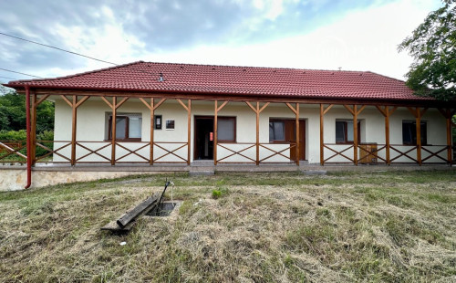 MAĎARSKO - HOLLÓHÁZA 3 IZBOVÝ RD S DVOMA BYTOVÝMI JEDNOTKAMI PO NOVEJ REKONŠTRUKCII.