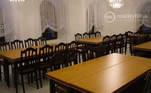 MAĎARSKO - GONC 13 IZBOVÝ OBYTNÝ OBJEKT NA BÝVANIE, PODNIKANIE