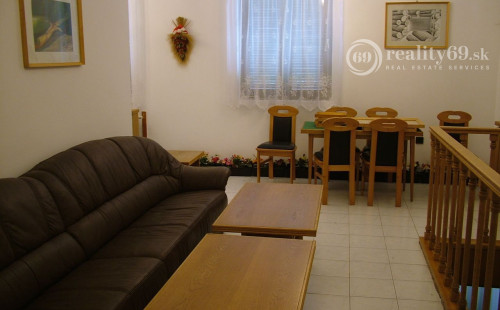 MAĎARSKO - GONC 13 IZBOVÝ OBYTNÝ OBJEKT NA BÝVANIE, PODNIKANIE