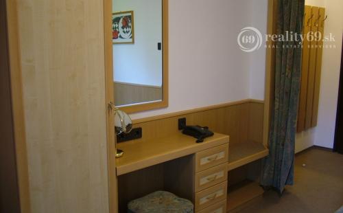 MAĎARSKO - GONC 13 IZBOVÝ OBYTNÝ OBJEKT NA BÝVANIE, PODNIKANIE