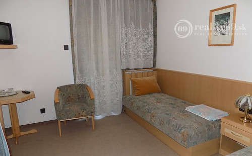 MAĎARSKO - GONC 13 IZBOVÝ OBYTNÝ OBJEKT NA BÝVANIE, PODNIKANIE