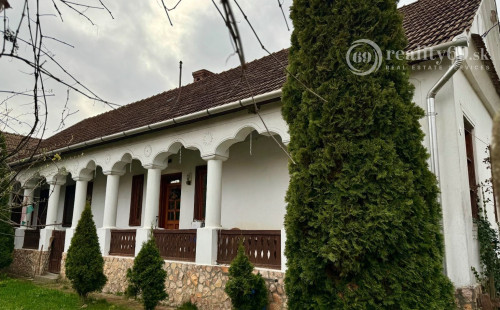 MAĎARSKO - PERKUPA  PERFEKTNÝ 4 IZBOVÝ RD V PEKNOM PROSTREDÍ.