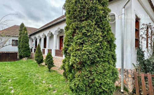 MAĎARSKO - PERKUPA  PERFEKTNÝ 4 IZBOVÝ RD V PEKNOM PROSTREDÍ.