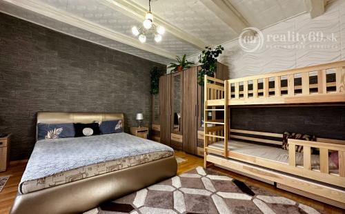 MAĎARSKO - MESZES PEKNÝ ZREKONŠTRUOVANÝ RD S VERANDOU BLÍZKO JAZERA RAKACA.