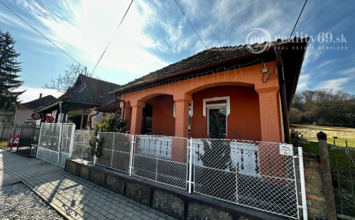 MAĎARSKO - MESZES PEKNÝ ZREKONŠTRUOVANÝ RD S VERANDOU BLÍZKO JAZERA RAKACA.