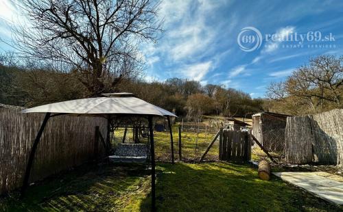 MAĎARSKO - MESZES PEKNÝ ZREKONŠTRUOVANÝ RD S VERANDOU BLÍZKO JAZERA RAKACA.