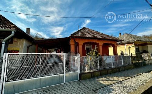 MAĎARSKO - MESZES PEKNÝ ZREKONŠTRUOVANÝ RD S VERANDOU BLÍZKO JAZERA RAKACA.