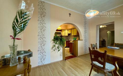 MAĎARSKO - SZENDRO PEKNÝ 4 IZBOVÝ POSCHODOVÝ RODINNÝ DOM.