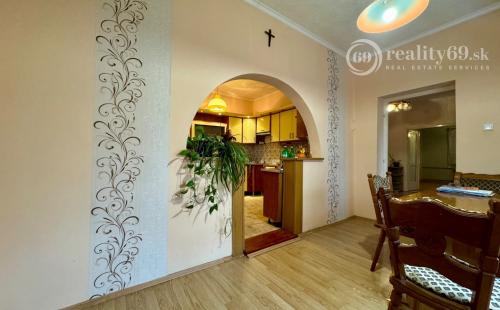 MAĎARSKO - SZENDRO PEKNÝ 4 IZBOVÝ POSCHODOVÝ RODINNÝ DOM.