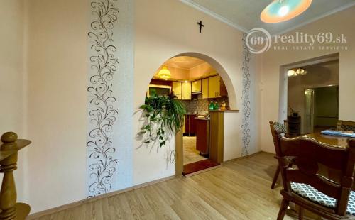 MAĎARSKO - SZENDRO PEKNÝ 4 IZBOVÝ POSCHODOVÝ RODINNÝ DOM.