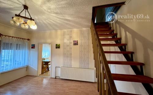 MAĎARSKO - SZENDRO PEKNÝ 4 IZBOVÝ POSCHODOVÝ RODINNÝ DOM.