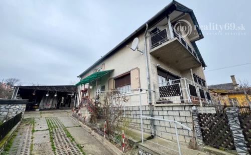 MAĎARSKO - SZENDRO PEKNÝ 4 IZBOVÝ POSCHODOVÝ RODINNÝ DOM.