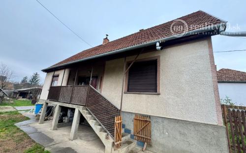 MAĎARSKO - SZENDRO PEKNÝ 4 IZBOVÝ POSCHODOVÝ RODINNÝ DOM.