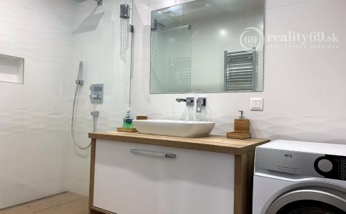 REZERVOVANÉ - NOVÁ TERASA -  2 IZBOVÝ BYT NOVOSTAVBA 57 M2 S VEĽKOU TERASOU, PARKOVACIE MIESTO, KOMORA