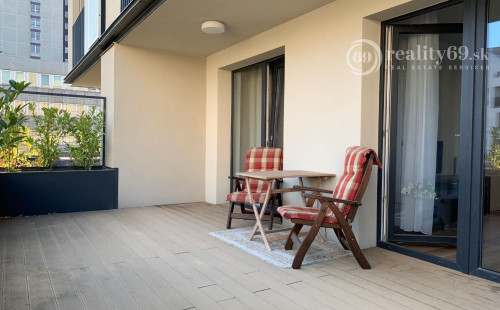 REZERVOVANÉ - NOVÁ TERASA -  2 IZBOVÝ BYT NOVOSTAVBA 57 M2 S VEĽKOU TERASOU, PARKOVACIE MIESTO, KOMORA