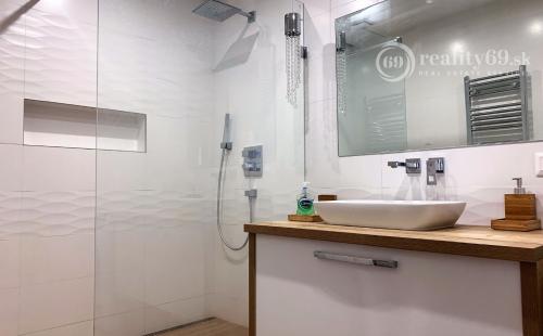 REZERVOVANÉ - NOVÁ TERASA -  2 IZBOVÝ BYT NOVOSTAVBA 57 M2 S VEĽKOU TERASOU, PARKOVACIE MIESTO, KOMORA