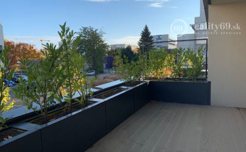 REZERVOVANÉ - NOVÁ TERASA -  2 IZBOVÝ BYT NOVOSTAVBA 57 M2 S VEĽKOU TERASOU, PARKOVACIE MIESTO, KOMORA