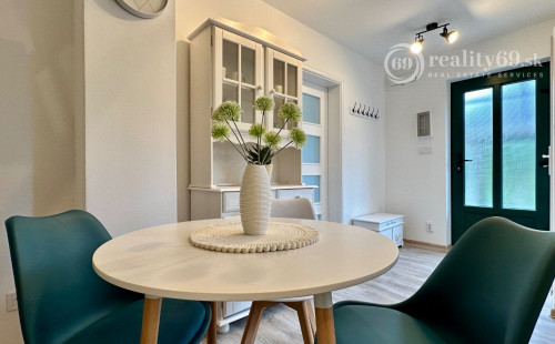 MAĎARSKO - JAZERO RAKACA - KOMPLETNE ZARIADENÁ MUROVANÁ POSCHODOVÁ CHATA PRI JAZERE S TERASOU.