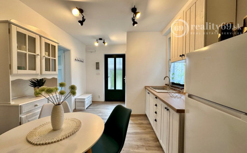 MAĎARSKO - JAZERO RAKACA - KOMPLETNE ZARIADENÁ MUROVANÁ POSCHODOVÁ CHATA PRI JAZERE S TERASOU.