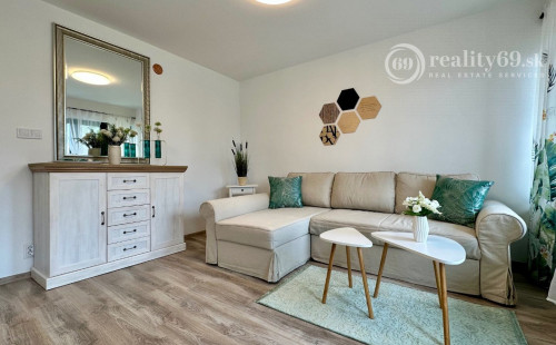 MAĎARSKO - JAZERO RAKACA - KOMPLETNE ZARIADENÁ MUROVANÁ POSCHODOVÁ CHATA PRI JAZERE S TERASOU.