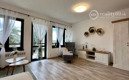 MAĎARSKO - JAZERO RAKACA - KOMPLETNE ZARIADENÁ MUROVANÁ POSCHODOVÁ CHATA PRI JAZERE S TERASOU.