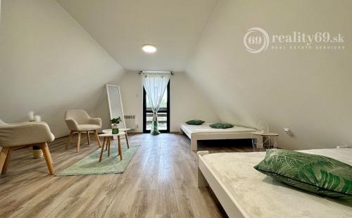 MAĎARSKO - JAZERO RAKACA - KOMPLETNE ZARIADENÁ MUROVANÁ POSCHODOVÁ CHATA PRI JAZERE S TERASOU.