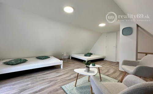 MAĎARSKO - JAZERO RAKACA - KOMPLETNE ZARIADENÁ MUROVANÁ POSCHODOVÁ CHATA PRI JAZERE S TERASOU.