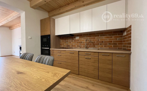 VEĽKÁ DOMAŠA - VALKOV APARTMÁNOVÝ DOM SO 6 OBYTNÝMI JEDNOTKAMI.