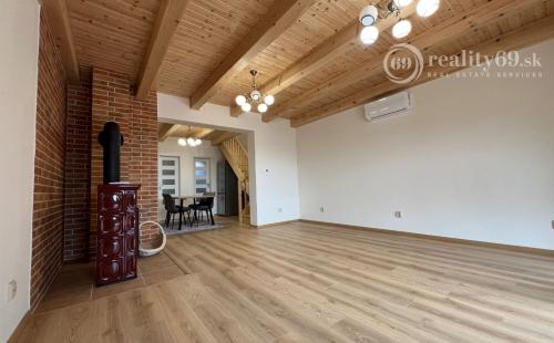 VEĽKÁ DOMAŠA - VALKOV APARTMÁNOVÝ DOM SO 6 OBYTNÝMI JEDNOTKAMI.