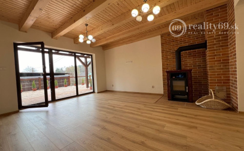 VEĽKÁ DOMAŠA - VALKOV APARTMÁNOVÝ DOM SO 6 OBYTNÝMI JEDNOTKAMI.