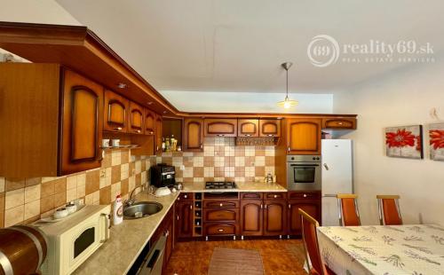 MAĎARSKO - MESZES PEKNÝ 4 IZBOVÝ GAZDOVSKÝ DOM, PO REKONŠTRUKCII - VEĽKÝ POZEMOK 2.425 M2