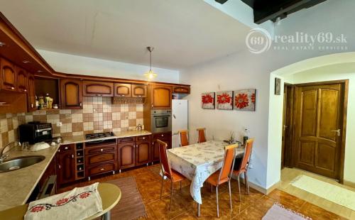 MAĎARSKO - MESZES PEKNÝ 4 IZBOVÝ GAZDOVSKÝ DOM, PO REKONŠTRUKCII - VEĽKÝ POZEMOK 2.425 M2