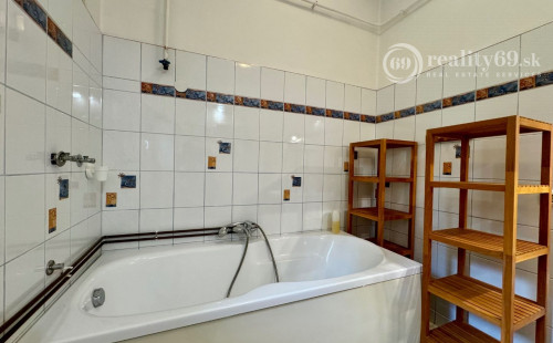 MAĎARSKO - TÁLLYA SUPER 3 IZBOVÝ RODINNÝ DOM V TOKAJSKEJ VINOHRADNÍCKEJ OBLASTI.