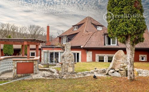 MARIÁNKA - TOP PONUKA PENZÓN S 13 IZBAMI, VINÁREŇ, BAZÉN, ALTÁNOK - SUPER STAV.