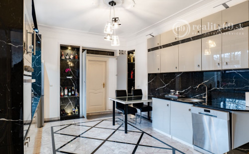 MARIÁNKA - TOP PONUKA PENZÓN S 13 IZBAMI, VINÁREŇ, BAZÉN, ALTÁNOK - SUPER STAV.