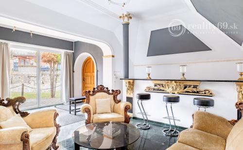 MARIÁNKA - TOP PONUKA PENZÓN S 13 IZBAMI, VINÁREŇ, BAZÉN, ALTÁNOK - SUPER STAV.