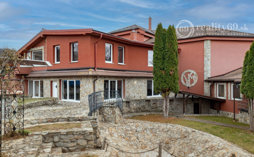 MARIÁNKA - TOP PONUKA PENZÓN S 13 IZBAMI, VINÁREŇ, BAZÉN, ALTÁNOK - SUPER STAV.