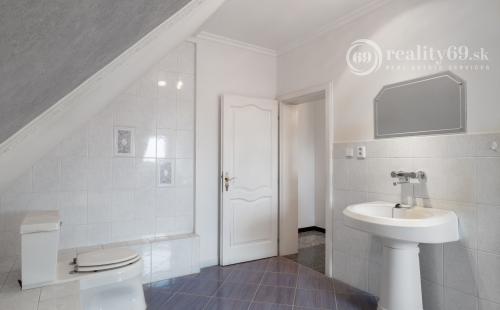 MARIÁNKA - TOP PONUKA PENZÓN S 13 IZBAMI, VINÁREŇ, BAZÉN, ALTÁNOK - SUPER STAV.