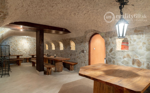 MARIÁNKA - TOP PONUKA PENZÓN S 13 IZBAMI, VINÁREŇ, BAZÉN, ALTÁNOK - SUPER STAV.