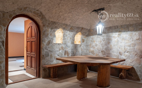 MARIÁNKA - TOP PONUKA PENZÓN S 13 IZBAMI, VINÁREŇ, BAZÉN, ALTÁNOK - SUPER STAV.