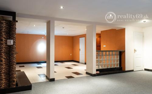 MARIÁNKA - TOP PONUKA PENZÓN S 13 IZBAMI, VINÁREŇ, BAZÉN, ALTÁNOK - SUPER STAV.