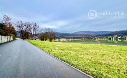 VINNÉ - STAVEBNÝ POZEMOK 925 M2 NA VÝSTAVBU CHATY A VLASTNÝM MÓLOM.