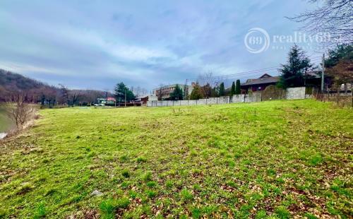 VINNÉ - STAVEBNÝ POZEMOK 925 M2 NA VÝSTAVBU CHATY A VLASTNÝM MÓLOM.