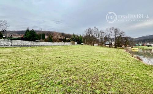 VINNÉ - STAVEBNÝ POZEMOK 925 M2 NA VÝSTAVBU CHATY A VLASTNÝM MÓLOM.