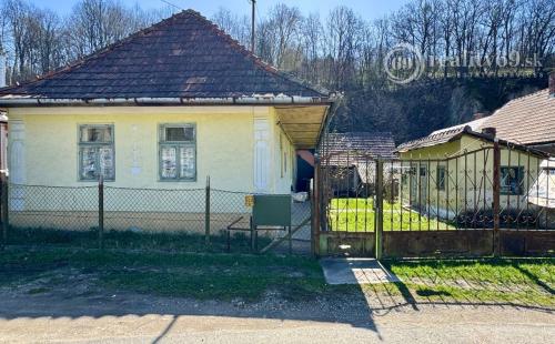 MAĎARSKO - TELKIBÁNYA PEKNÝ DOM  S LETNOU KUCHYŇOU S PEKNÝM POZEMKOM 500 m2.