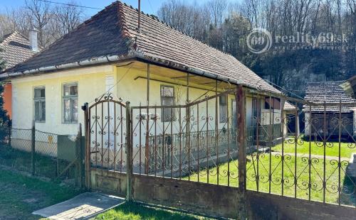 MAĎARSKO - TELKIBÁNYA PEKNÝ DOM  S LETNOU KUCHYŇOU S PEKNÝM POZEMKOM 500 m2.